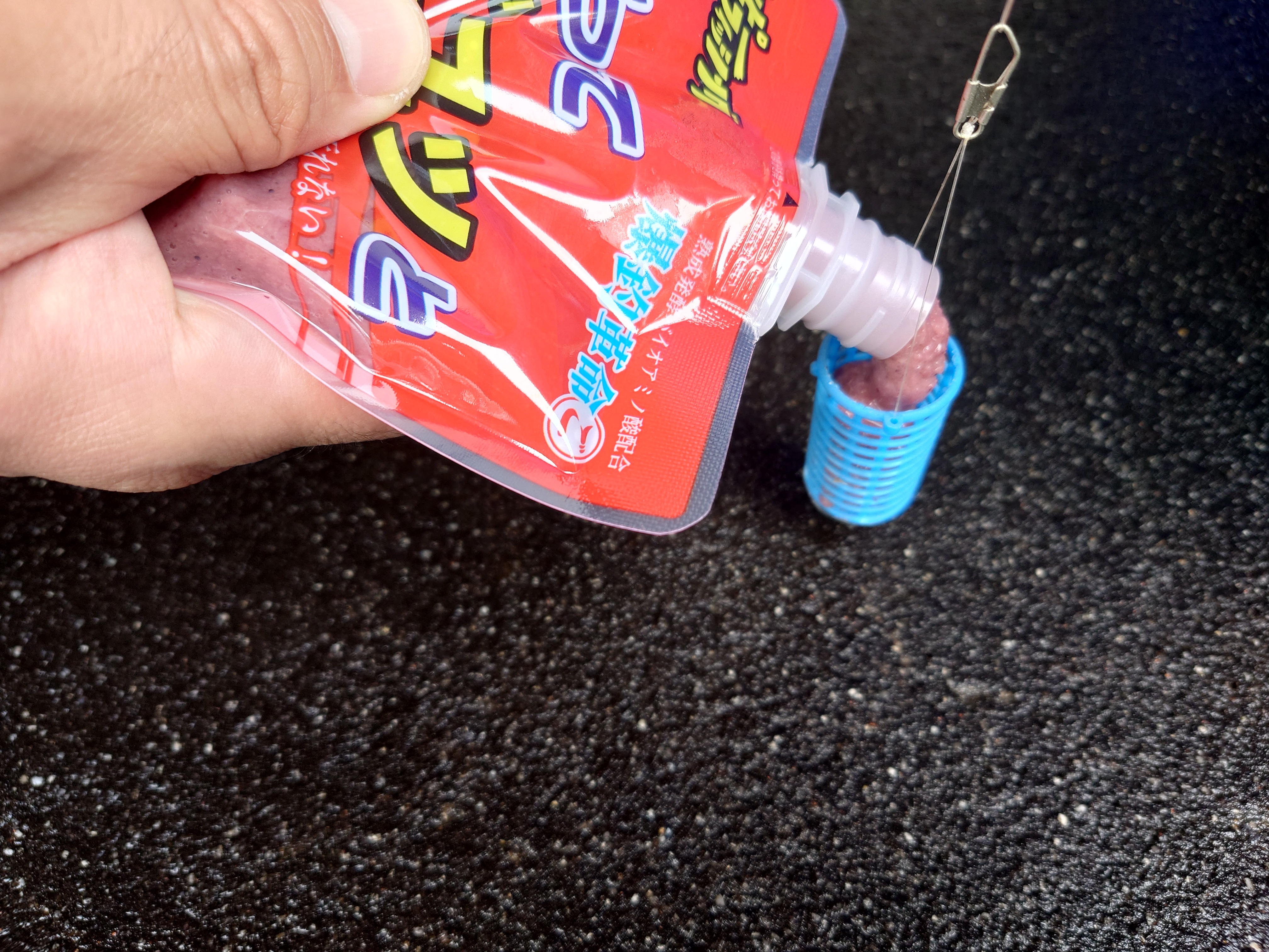 <span>アジのサビキ釣り用の常温アミエビチューブタイプ</span>